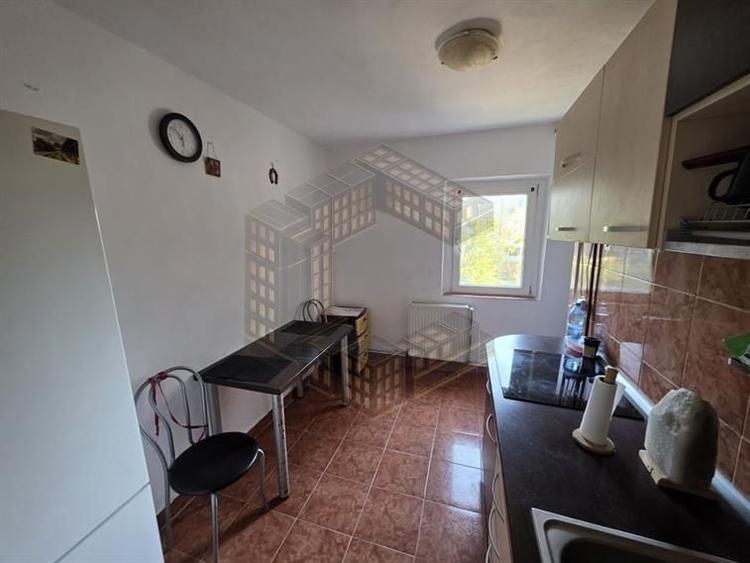 Apartament cu 3 camere decomandat, mobilat în Girocului
