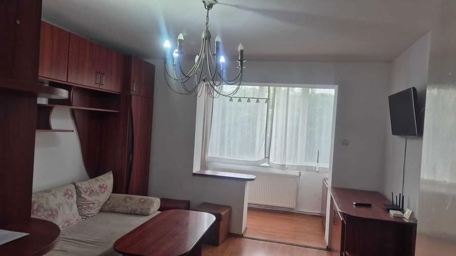 Apartament cu 3 camere decomandat în Exterior Vest