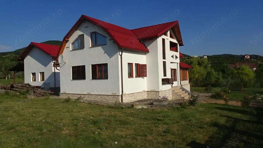 Casă cu 4 camere cu Teren 1200 Mp în Central