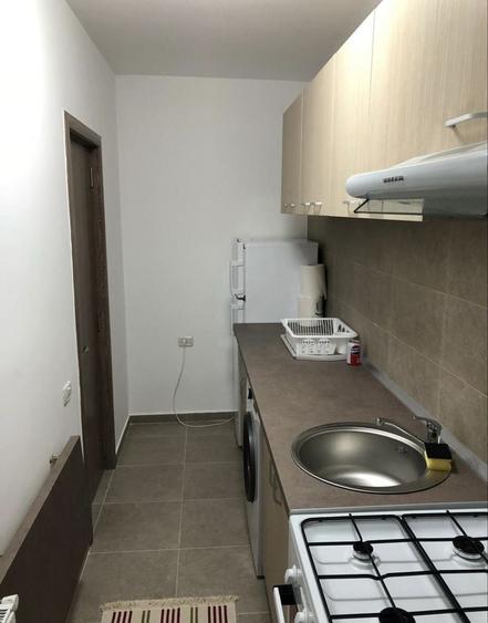 Garsonieră decomandată în Roșu