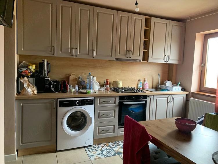 Apartament cu 3 camere semidecomandat în Grădiște