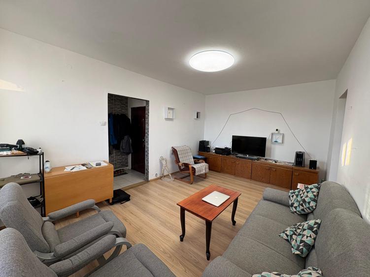 Apartament cu 2 camere semidecomandat în 1 Mai