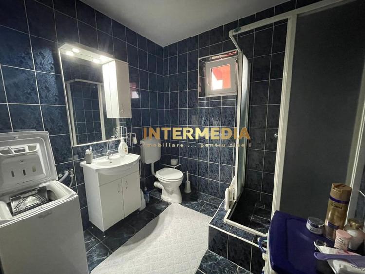 Casă individuală cu 8 camere cu Canalizare în Cetate