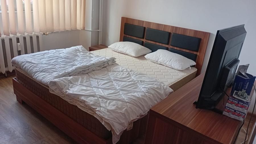 Apartament cu 3 camere decomandat, mobilat în Intim