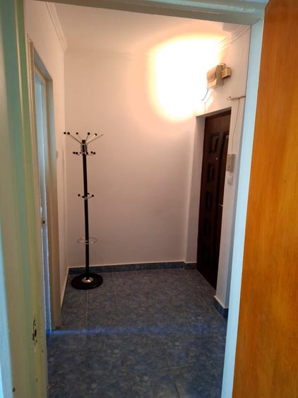Apartament cu 2 camere semidecomandat în Craiovei