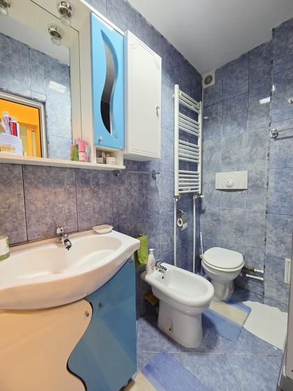 Apartament cu 3 camere semidecomandat în Micro 40