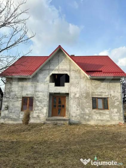 Casă cu 5 camere cu Teren 1000 Mp în Central