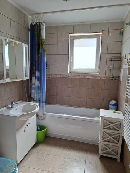 Apartament cu 3 camere decomandat în Florești
