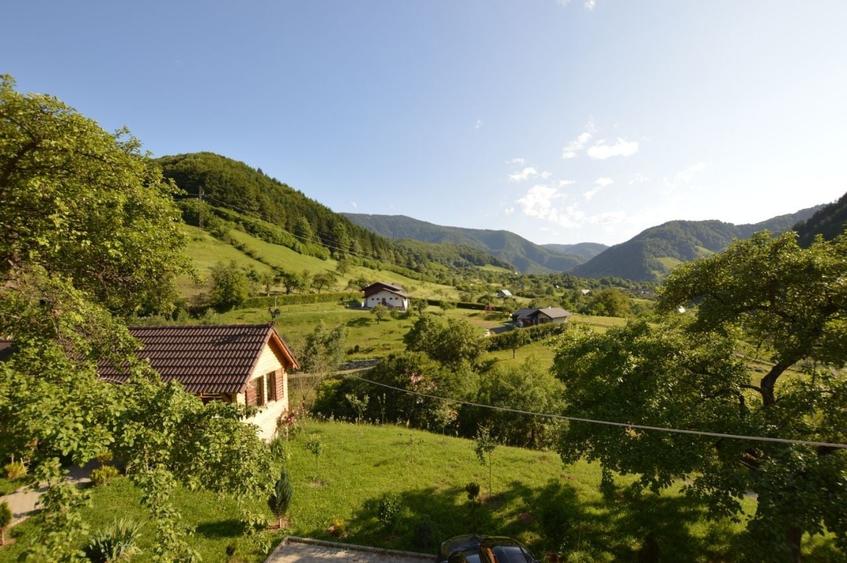 Casă cu 4 camere în Râu Sadului
