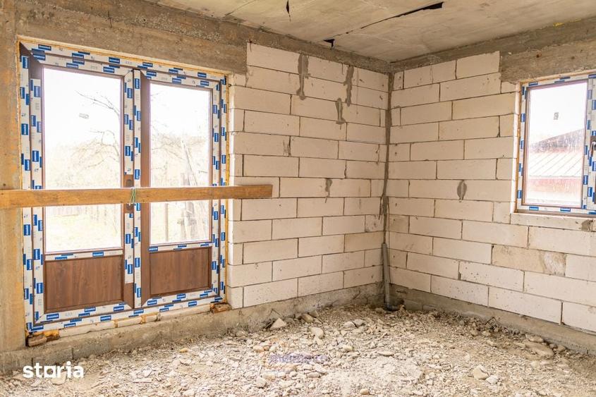 Casă cu 5 camere cu Teren 1440 Mp în Poduri