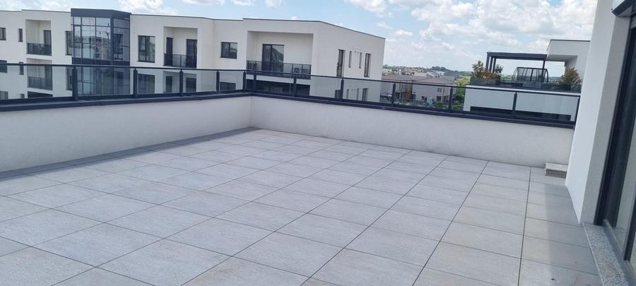 Apartament cu 3 camere semidecomandat în Tunari