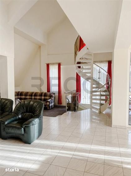 Casă cu 5 camere cu Teren 8030 Mp în Sânmartin