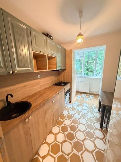 Apartament cu 3 camere în Mazepa 1