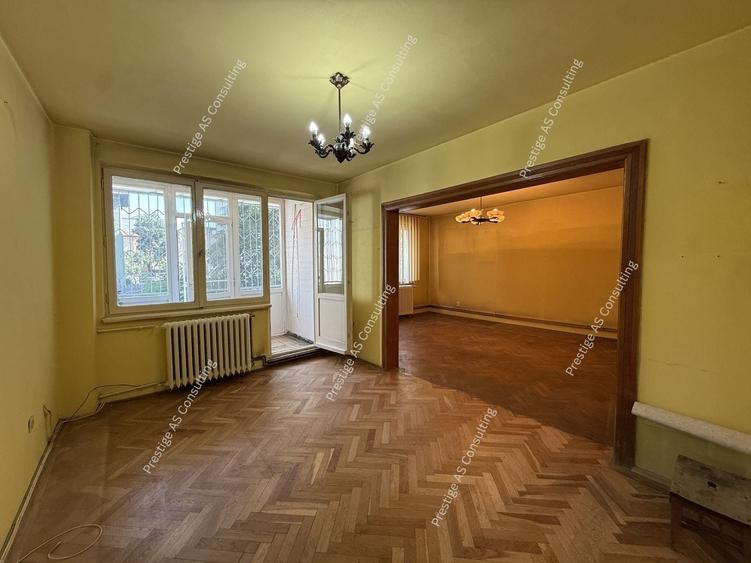 Apartament cu 4 camere decomandat în Central