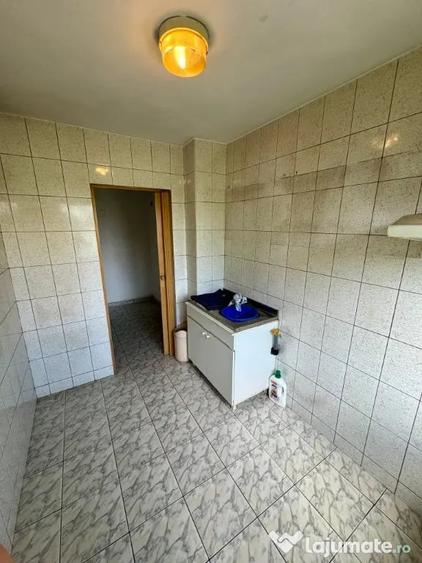 Apartament cu 3 camere semidecomandat în Berceni