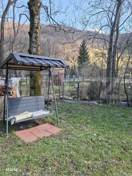 Casă cu 4 camere în Lăpuștești