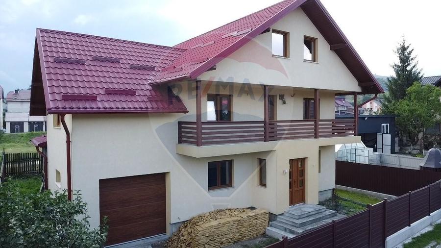 Casă individuală cu 5 camere cu Teren 302 Mp în Central