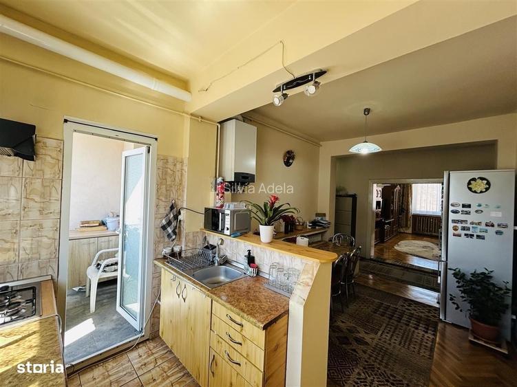 Casa de vanzare 4 camere, demisol amenajat, curte Piata Cluj