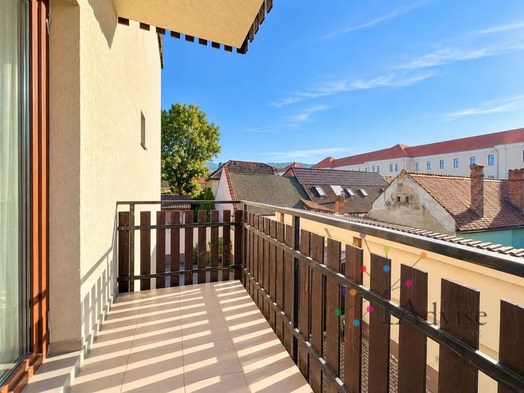Apartament cu 3 camere decomandat, mobilat în Brașovul Vechi