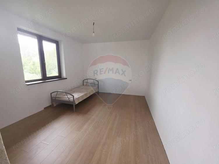 Casă cu 5 camere cu Teren 6110 Mp în Girov