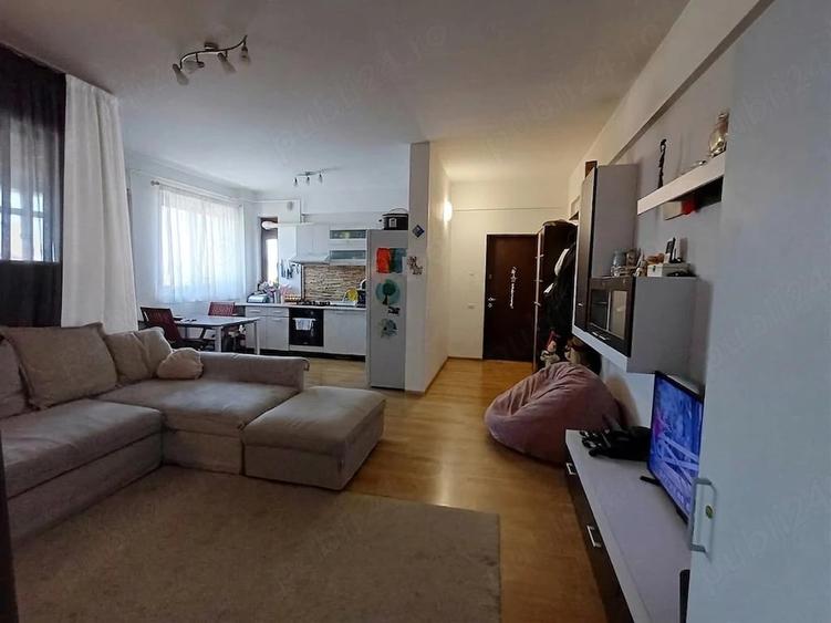 Apartament cu 2 camere semidecomandat în Est
