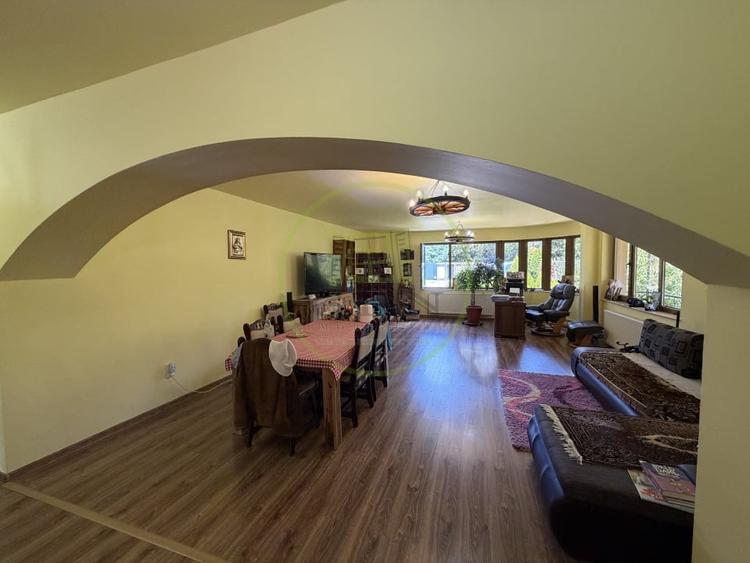 Casă individuală cu 8 camere cu Teren 1787 Mp în Mofleni
