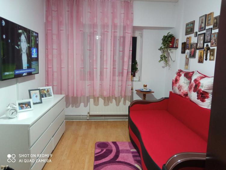 Apartament cu 3 camere semidecomandat în Central