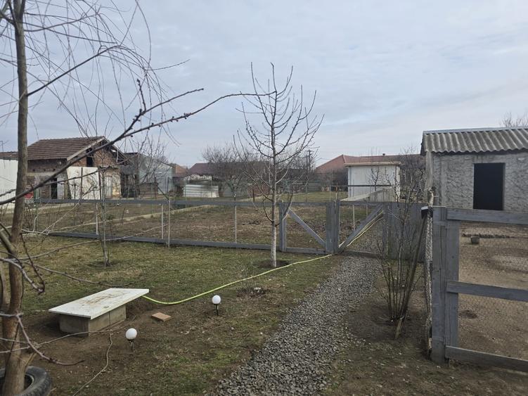 Casă individuală cu 2 camere cu Teren 772 Mp în Carani