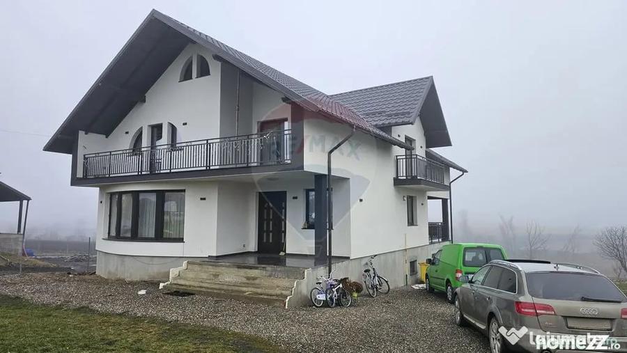 Casă cu 5 camere cu Teren 2500 Mp în Moara