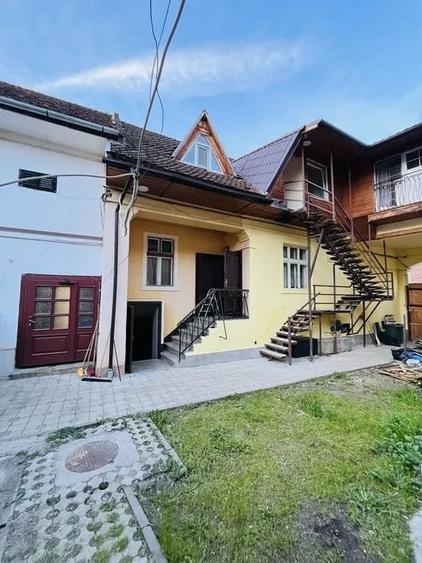 Casă cu 6 camere cu Teren 272 Mp în Râșnov