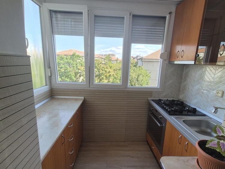 Apartament cu 3 camere decomandat în Exterior Vest