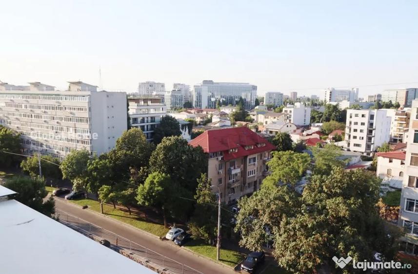 Apartament cu 3 camere semidecomandat în 1 Mai