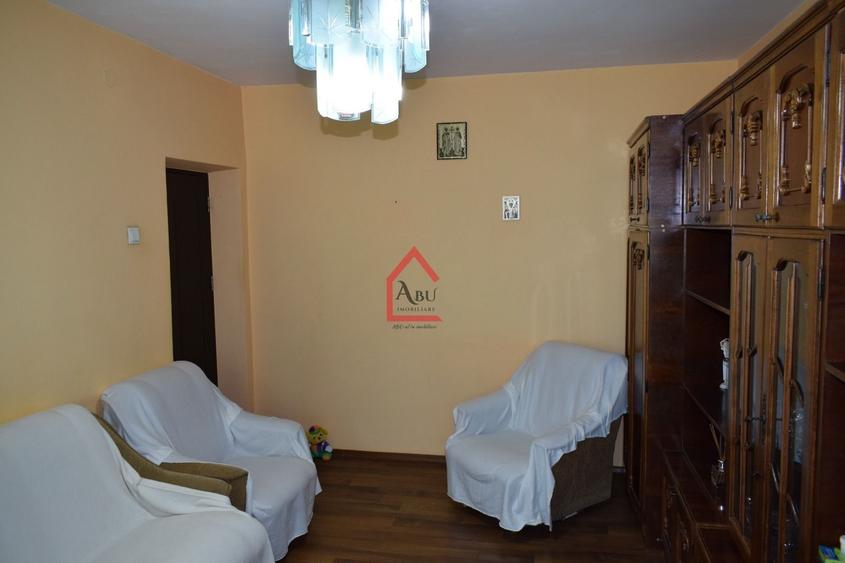 Apartament cu 3 camere decomandat, mobilat în Podu Roș