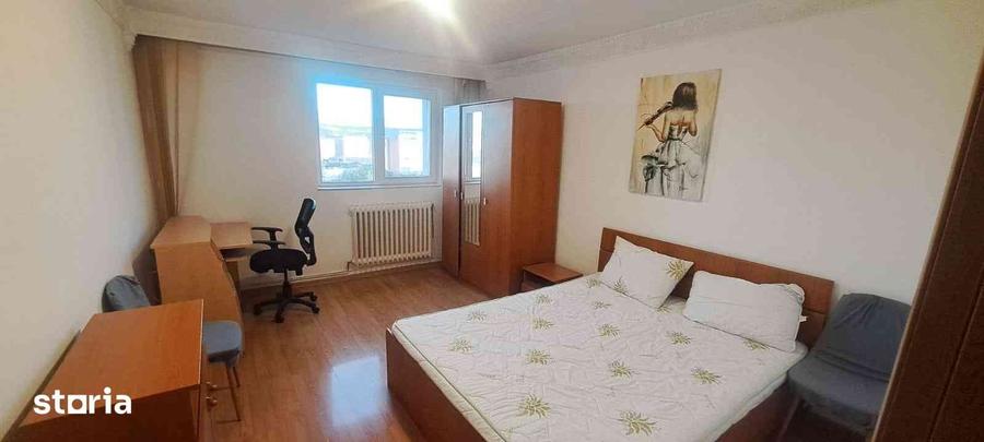 Apartament cu 3 camere semidecomandat în Podu Roș