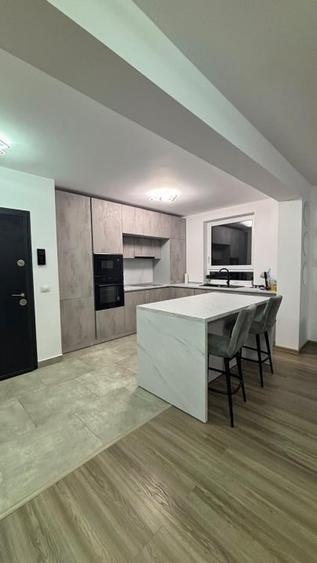 Apartament cu 3 camere decomandat, mobilat în Tractorul