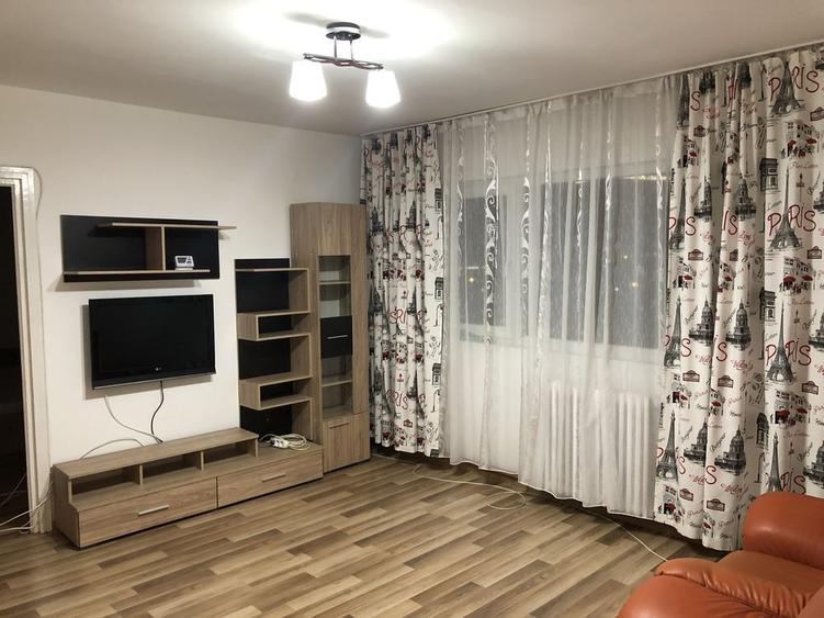Apartament cu 3 camere decomandat în Exterior Vest
