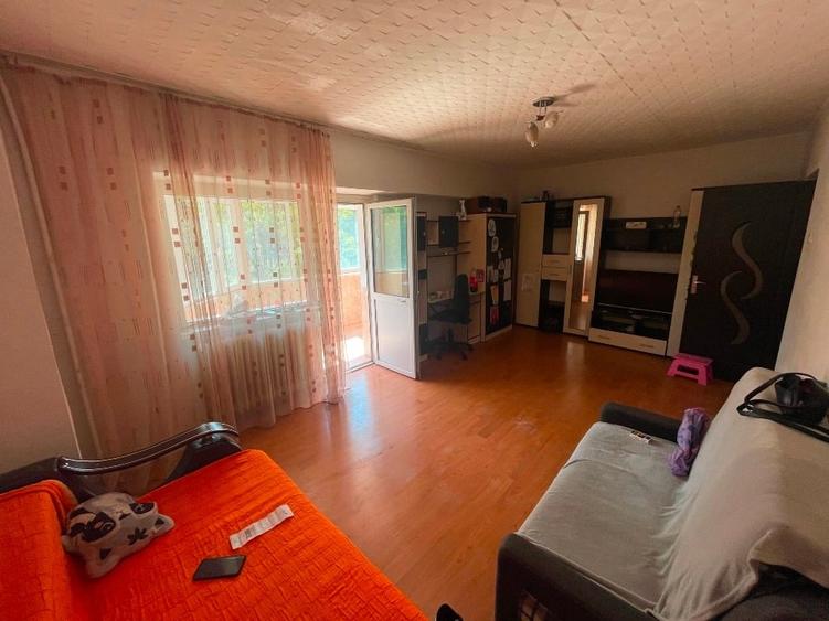 Apartament cu 3 camere decomandat în Nicolina
