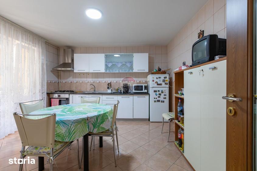 Casă cu 6 camere cu Teren 998 Mp în Hemeiuș