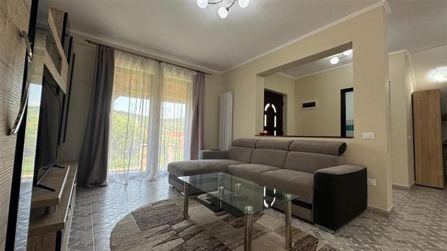Casă individuală cu 6 camere cu Teren 500 Mp în Exterior Est