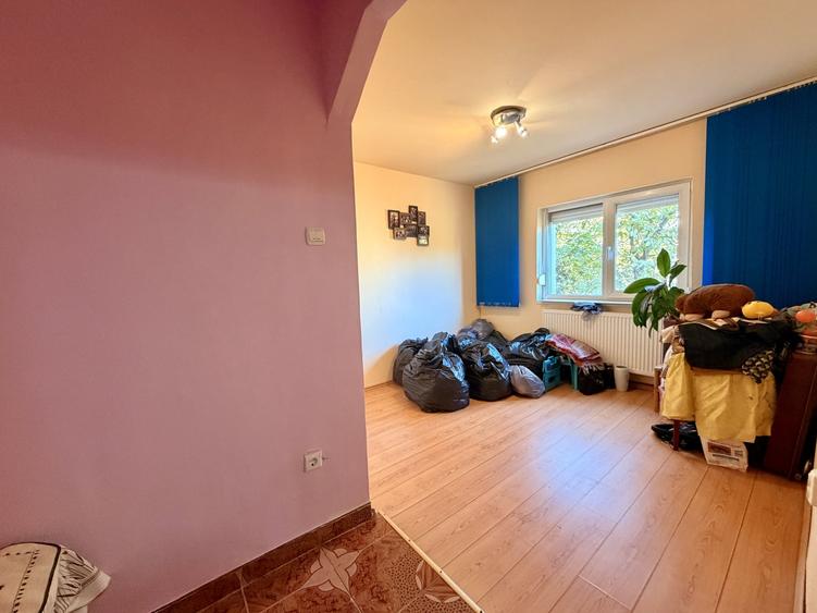 Apartament cu 3 camere semidecomandat în Aradului