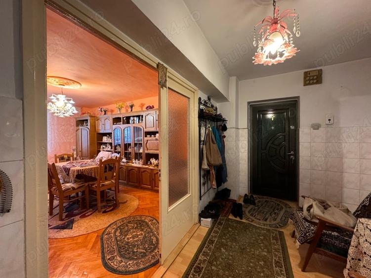 Apartament cu 3 camere decomandat în 22 Decembrie