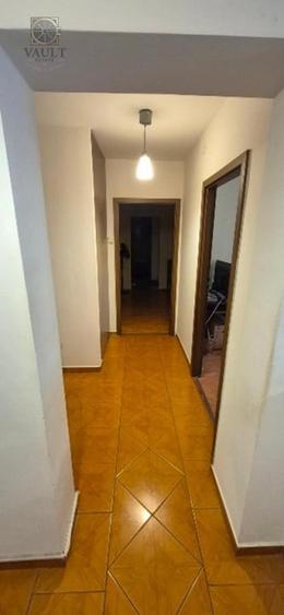 Apartament cu 3 camere semidecomandat, mobilat în Titan