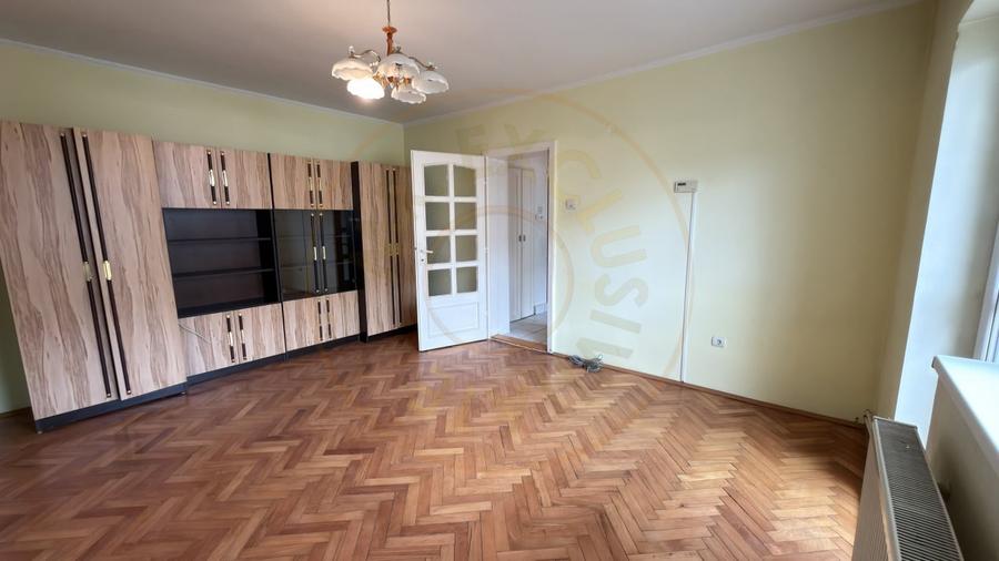 Apartament cu 2 camere semidecomandat, mobilat în Carei