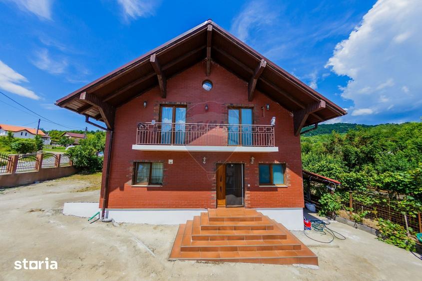 Casă cu 4 camere cu Teren 547 Mp în Central