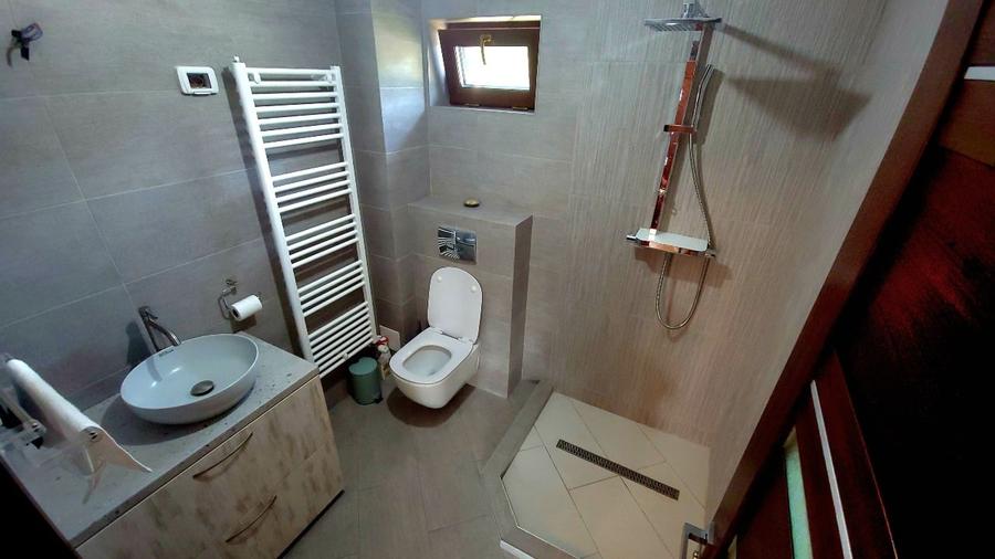 Casă individuală cu 5 camere cu Canalizare în Central