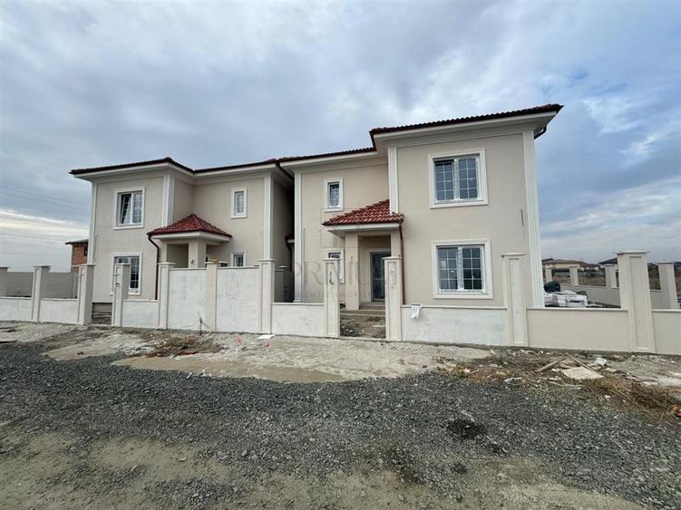Casă individuală cu 4 camere cu Canalizare în Moșnița Nouă