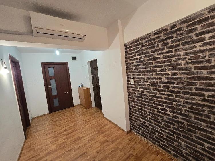 Apartament cu 3 camere decomandat în Sud
