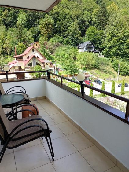 Apartament cu 3 camere decomandat în Calea Moroieni
