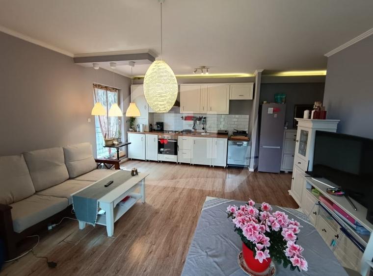 Apartament cu 3 camere semidecomandat, mobilat în Bună Ziua