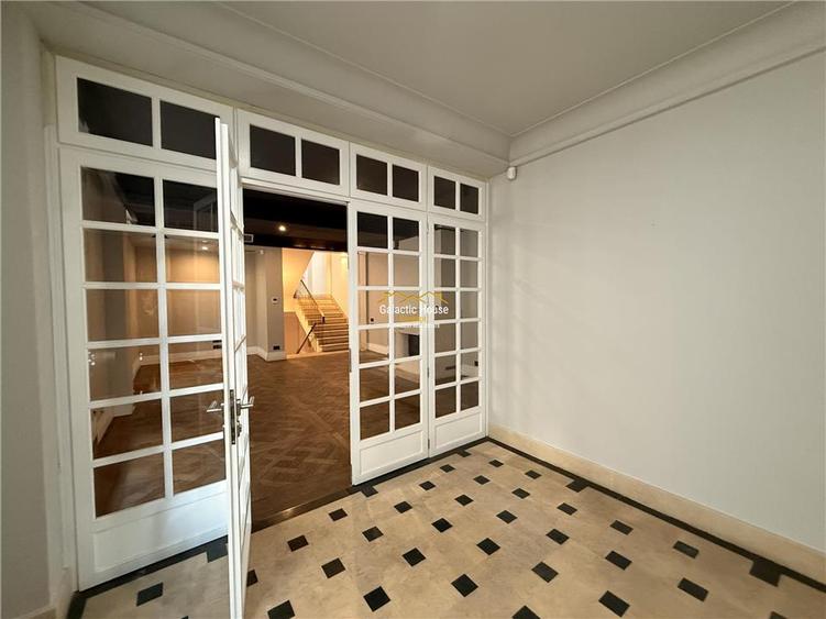 Casă cu 9 camere cu Teren 200 Mp în Central